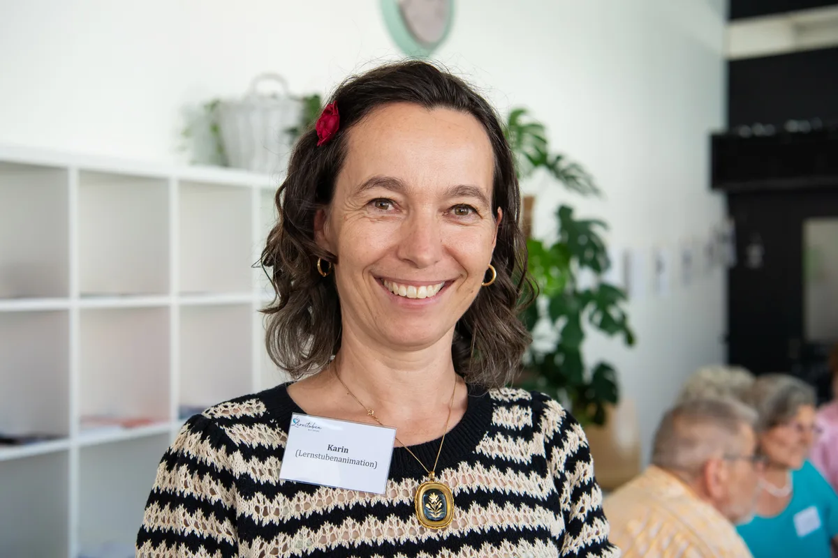 Eine Dame lacht in die Kamera.